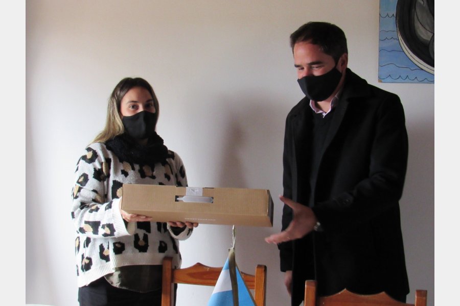 La Municipalidad de Larroque hizo entrega de una notebook a los Bomberos Voluntarios