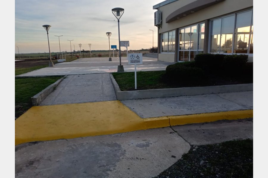 El Polideportivo Municipal de Larroque cuenta con acceso y estacionamiento adaptado