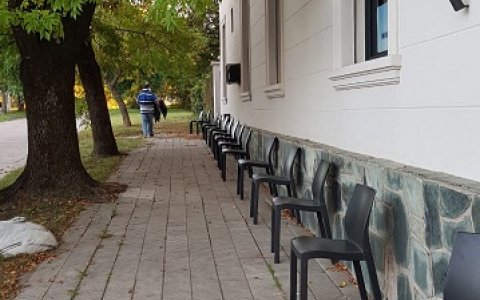 La Municipalidad de Larroque dispuso la colocación de sillas frente al banco para los adultos mayores que deben esperar su turno