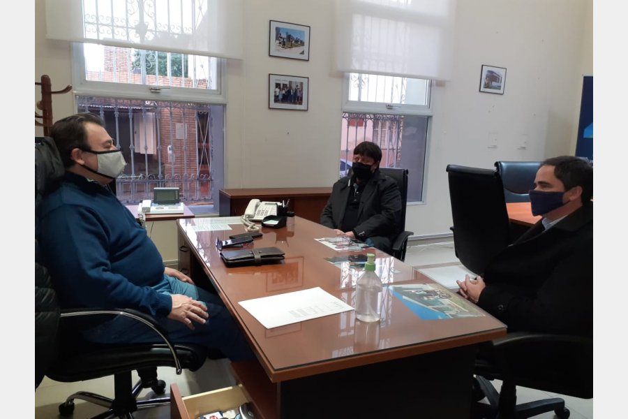 El intendente de Larroque visitó el Instituto de la Vivienda provincial