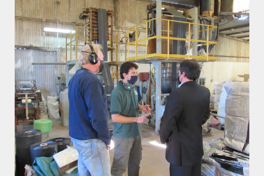 El intendente Hassell visitó la empresa local Recypol  