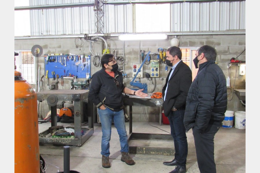 El intendente Hassell visitó la empresa Sinox de Larroque