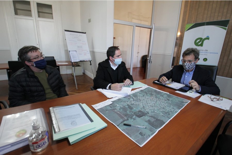 El intendente Hassell y el Ministro de Planeamiento de la provincia fijaron prioridades de obras y servicios para Larroque