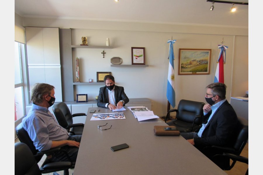 Larroque: en la visita del ministro de la provincia, Juan José Bahillo, se firmaron convenios con empresarios locales