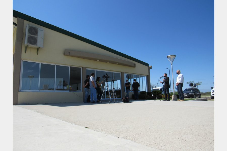 En la conferencia de prensa, realizada al aire libre, en el polideportivo, se brindaron detalles de las acciones realizadas 