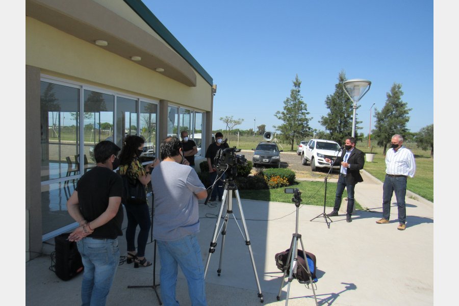 En la conferencia de prensa, realizada al aire libre, en el polideportivo, se brindaron detalles de las acciones realizadas 