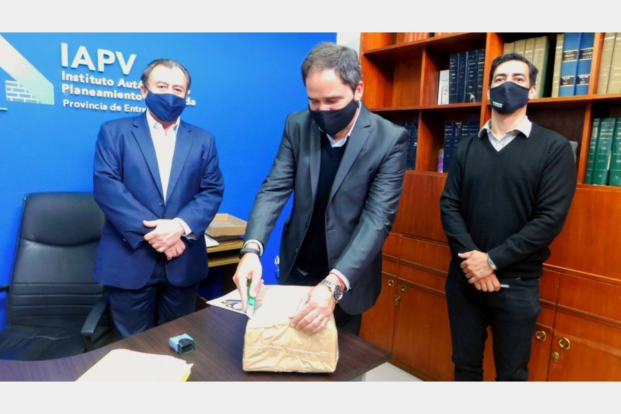Tres propuestas se presentaron para construir un nuevo complejo habitacional de 16 viviendas en Larroque