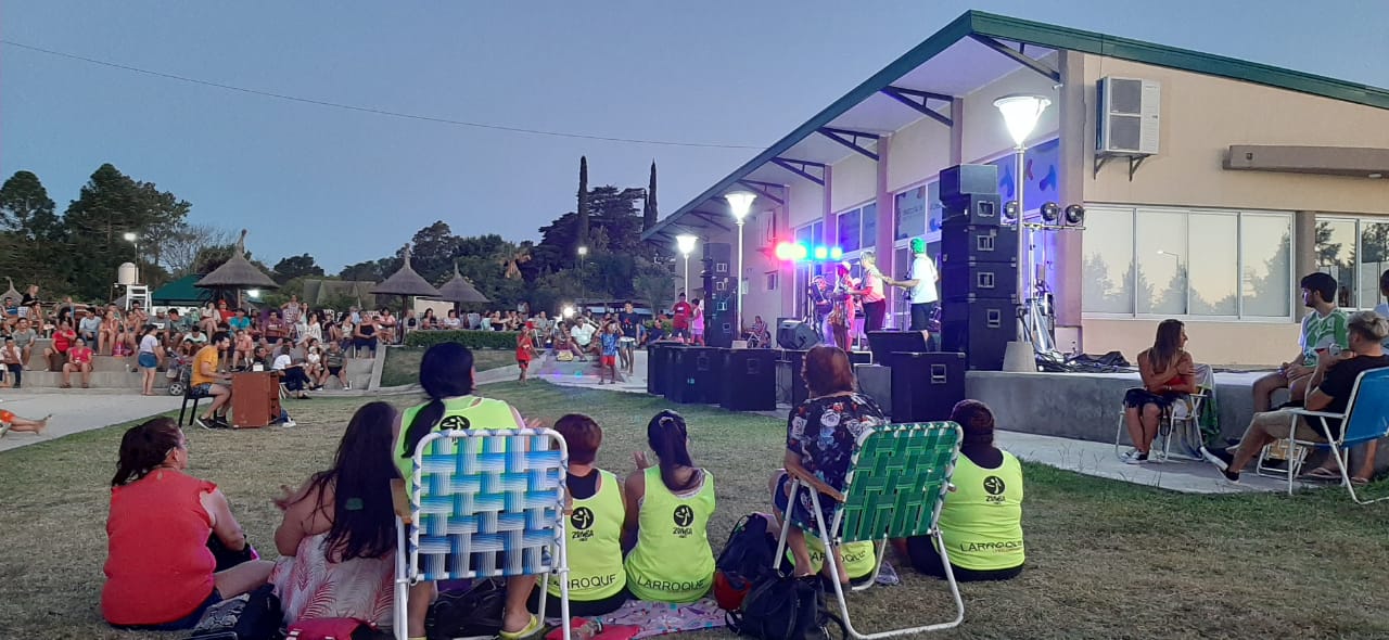 Con clima festivo el ciclo de Espectáculos “Verano en el Poli” de Larroque recibió el nuevo año