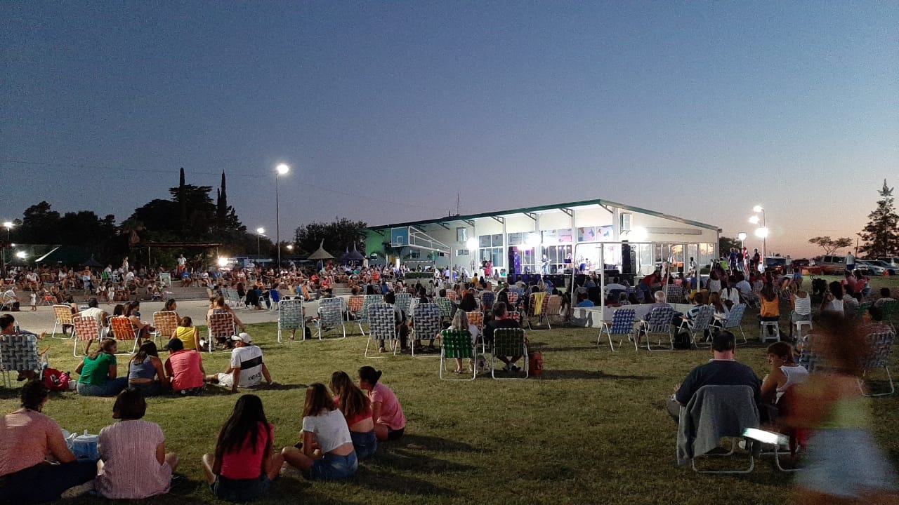 Con clima festivo el ciclo de Espectáculos “Verano en el Poli” de Larroque recibió el nuevo año