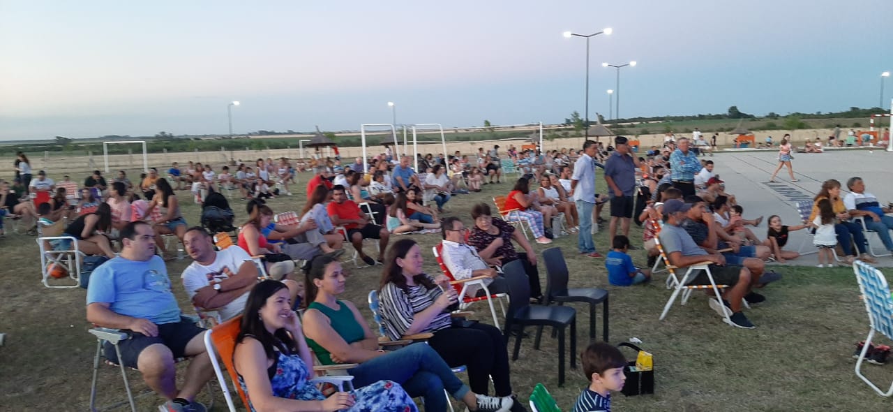 Con clima festivo el ciclo de Espectáculos “Verano en el Poli” de Larroque recibió el nuevo año