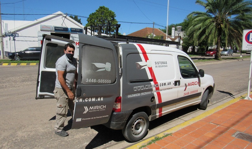 La Municipalidad de Larroque trabaja en la colocación de las nuevas cámaras de seguridad 
