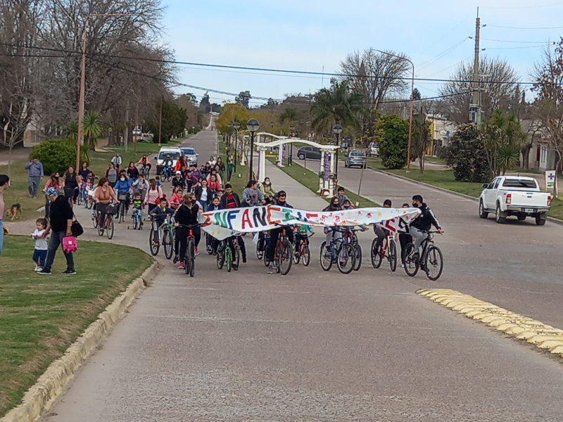 Jornada a pleno en el cierre del Mes de las Infancias con la bicicleteada y el biblio-móvil