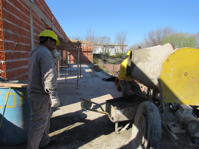 El intendente de Larroque y el equipo de trabajo municipal repasaron las obras en ejecución