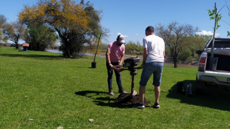Iniciativas desde la Municipalidad de Larroque procedieron a nuevas tareas de forestación en Paso “El Corralito”