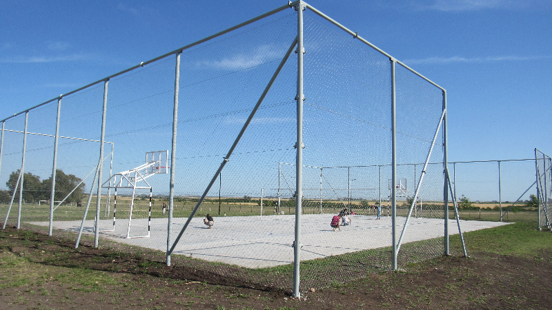 Se realiza la obra de demarcación de canchas en el playón del Polideportivo de Larroque