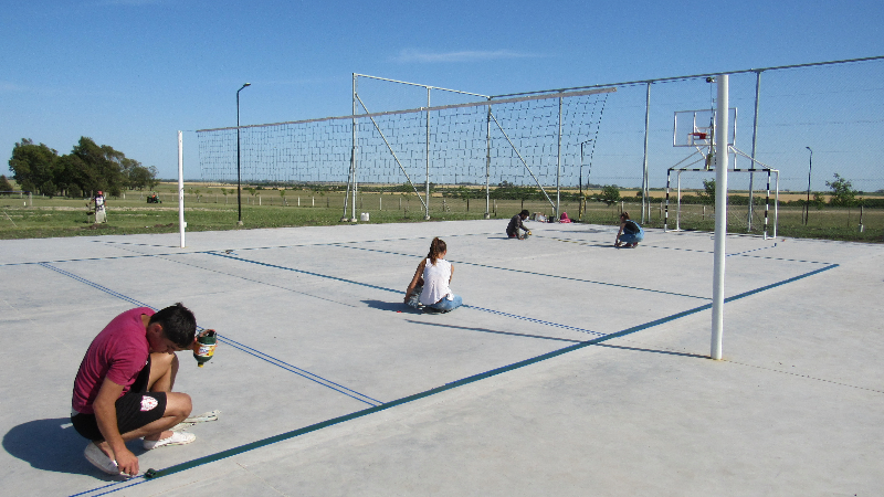 Se realiza la obra de demarcación de canchas en el playón del Polideportivo de Larroque