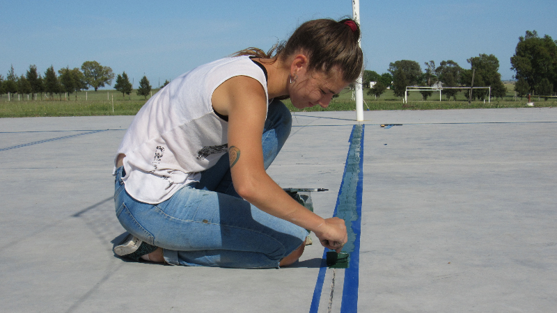 Se realiza la obra de demarcación de canchas en el playón del Polideportivo de Larroque