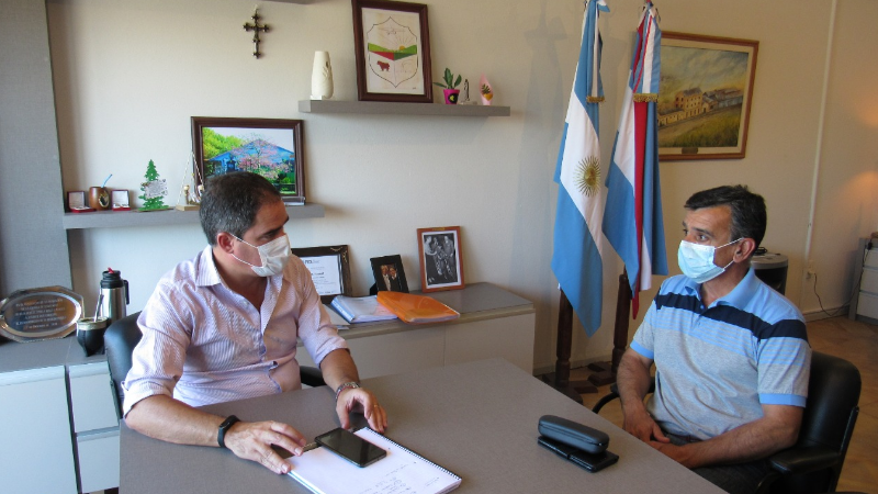 Encuentro de trabajo en el despacho del intendente Hassell con la presencia del diputado Provincial Leonardo Silva