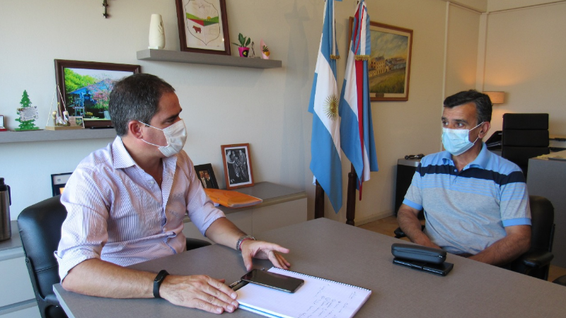 Encuentro de trabajo en el despacho del intendente Hassell con la presencia del diputado Provincial Leonardo Silva