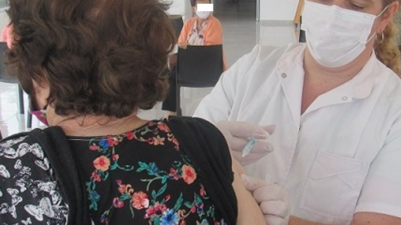 Mil dosis de vacunas contra Covid-19 se aplicaron en el Centro de Salud de Larroque en los últimos días