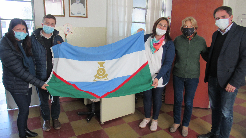 La Municipalidad continúa con la entrega de la Bandera de Larroque
