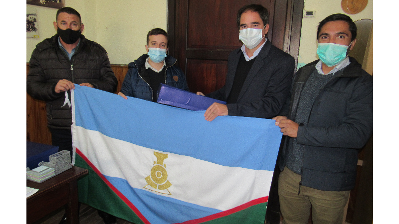 La Municipalidad continúa con la entrega de la Bandera de Larroque