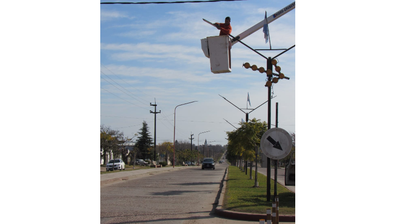 Nuevas luminarias se colocan en Avenida Urquiza