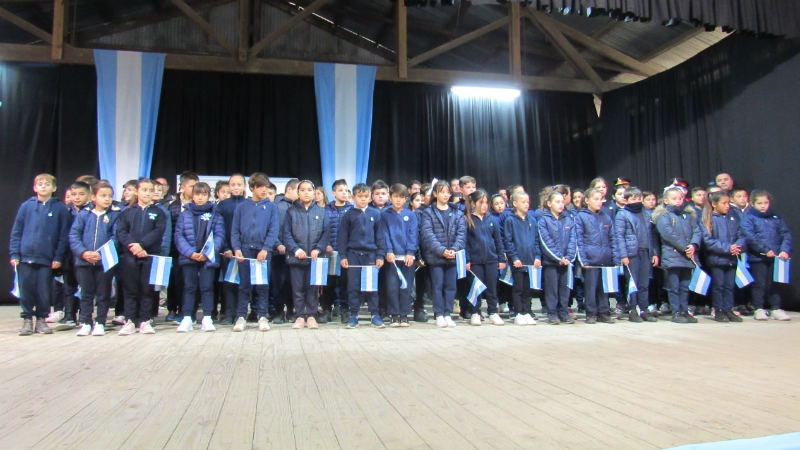 Sentido homenaje a Manuel Belgrano y acto de promesa a la Bandera Nacional en Larroque