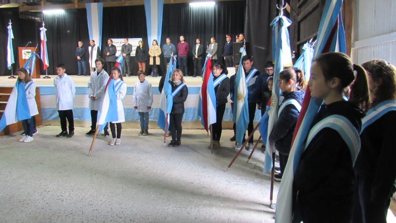 Sentido homenaje a Manuel Belgrano y acto de promesa a la Bandera Nacional en Larroque