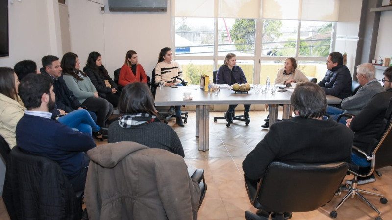 Equipo municipal presidido por el intendente Hassell, recibió a la ministra de Desarrollo Social de la provincia, Marisa Paira