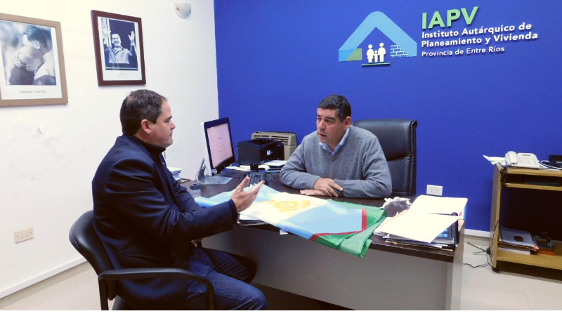 Licitación de 37 viviendas para Larroque: el intendente acercó documentación