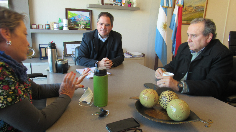 Los directores de “Coral Larroque Municipal” fueron recibidos por el intendente Hassell