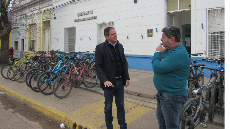 El intendente Hassell visitó la Escuela Técnica donde hizo entrega de una Bandera Nacional