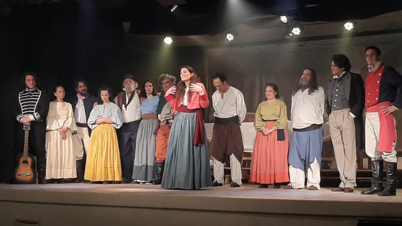 Brillante espectáculo vivió Larroque con la presentación del musical, teatral y multimedia “Romance de los pueblos libres”