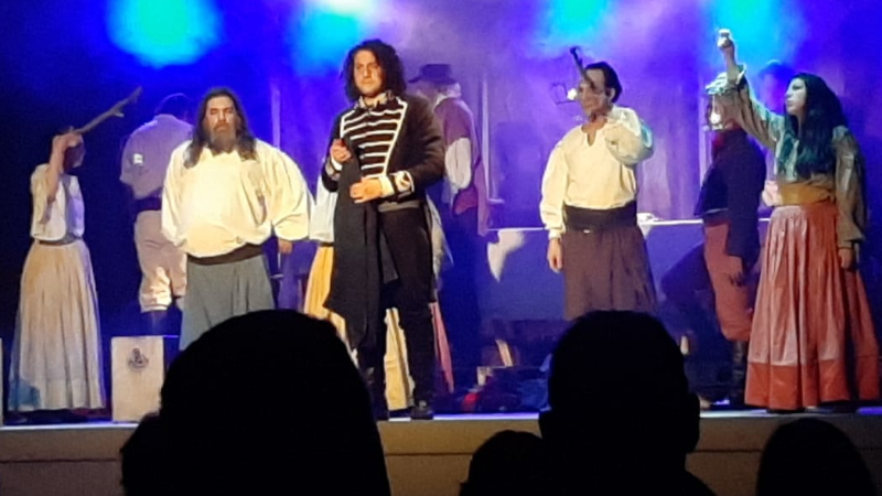 Brillante espectáculo vivió Larroque con la presentación del musical, teatral y multimedia “Romance de los pueblos libres”