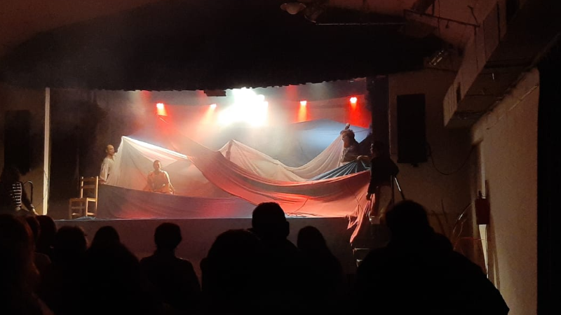 Brillante espectáculo vivió Larroque con la presentación del musical, teatral y multimedia “Romance de los pueblos libres”