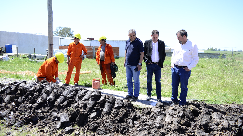 Comenzó en Larroque la obra de extensión de red de gas natural que llegará a la cifra histórica de 10 mil metros lineales