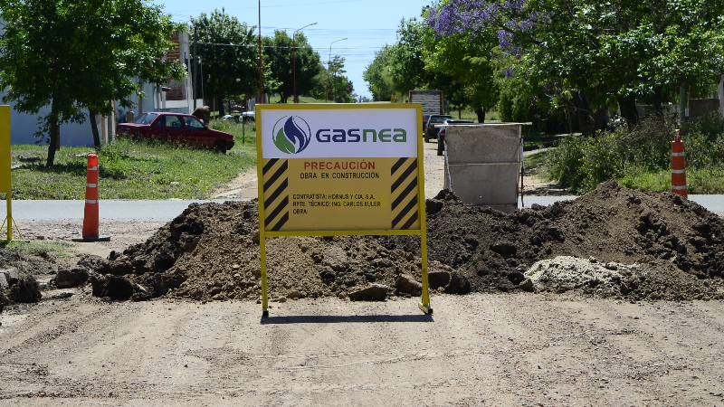 Comenzó en Larroque la obra de extensión de red de gas natural que llegará a la cifra histórica de 10 mil metros lineales