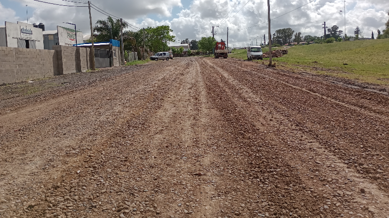 Se realizan trabajos de ensanchamiento y colocación de ripio en la colectora Ruta 16 del Área Industrial de Larroque