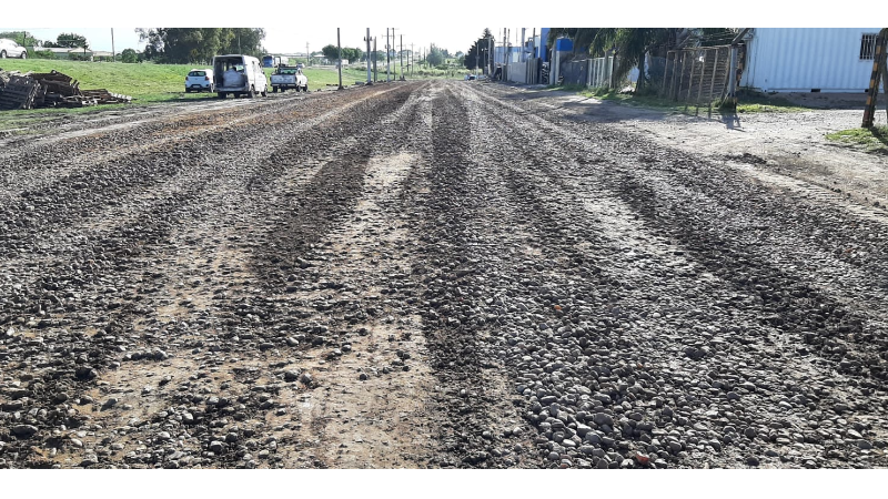 Se realizan trabajos de ensanchamiento y colocación de ripio en la colectora Ruta 16 del Área Industrial de Larroque