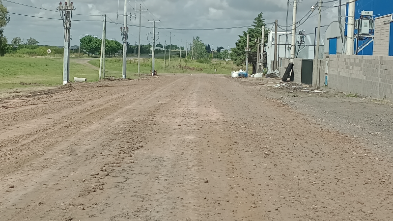 Se realizan trabajos de ensanchamiento y colocación de ripio en la colectora Ruta 16 del Área Industrial de Larroque