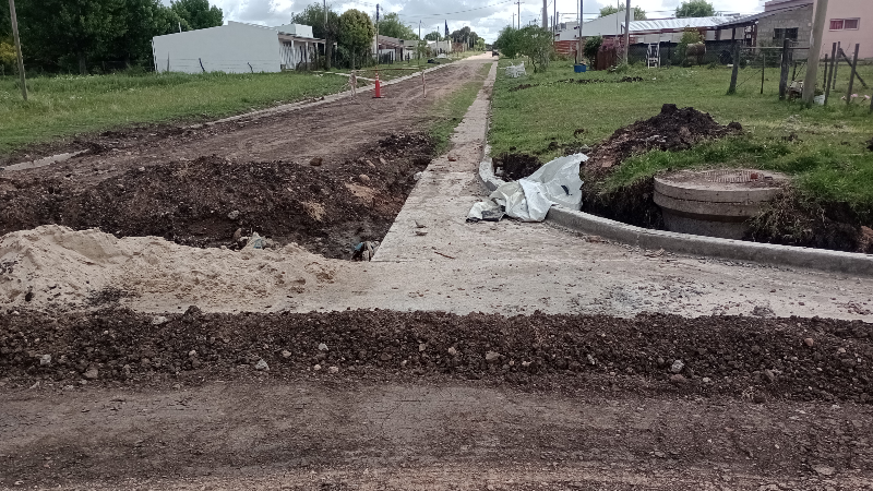 El intendente de Larroque y parte del equipo de trabajo municipal analizaron la marcha de las obras en la ciudad