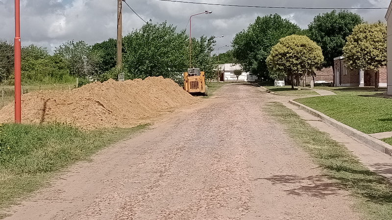 El intendente de Larroque y parte del equipo de trabajo municipal analizaron la marcha de las obras en la ciudad