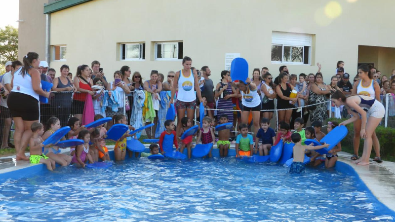 Polideportivo repleto de familias en la muestra e inicio del campamento de la Colonia de Vacaciones 2023