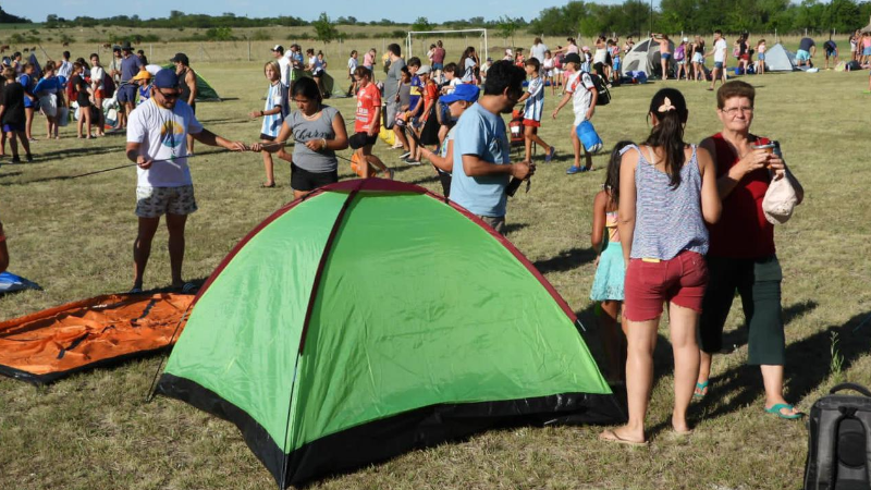 Polideportivo repleto de familias en la muestra e inicio del campamento de la Colonia de Vacaciones 2023
