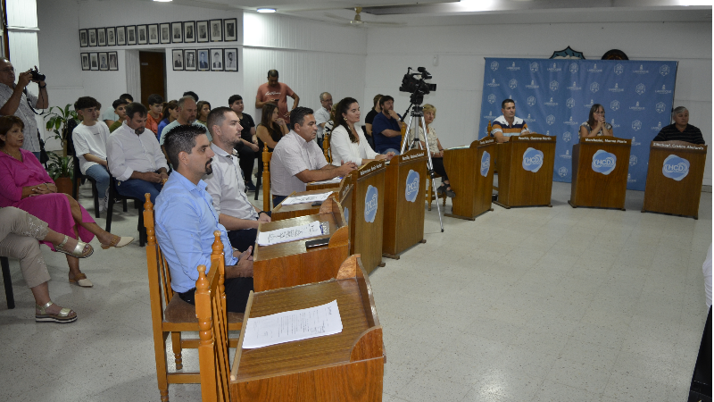 El intendente de Larroque, Leonardo Hassell, abrió el período de sesiones ordinarias 2023 del Concejo Deliberante