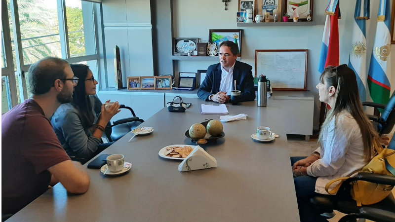 El intendente de Larroque recibió la visita de un matrimonio francés