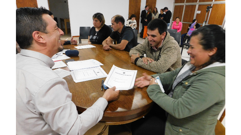 Se suscribieron escrituras en Larroque de viviendas adjudicadas por el IAPV