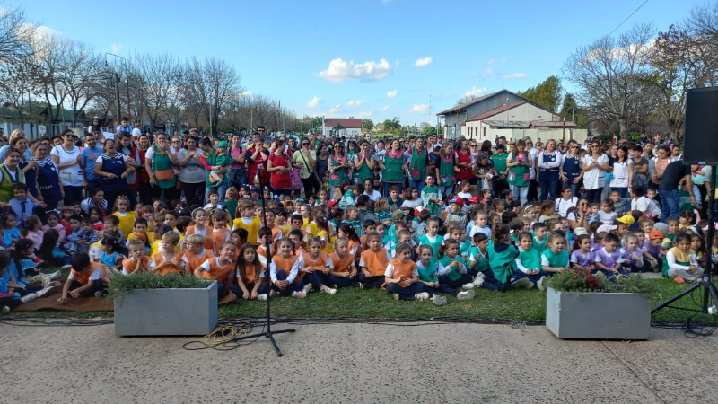 Se realizó “Gurisada en la plaza”, un programa sobre el juego para festejar el Día de los Jardines y docentes