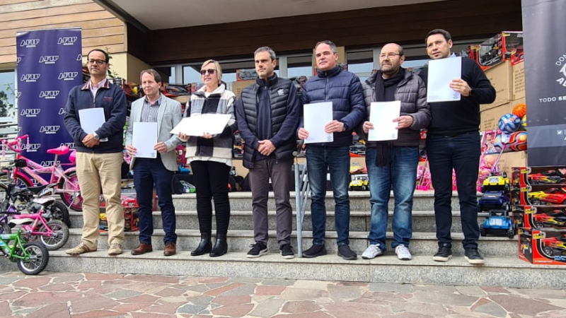 Larroque recibió juguetes de la Dirección General de Aduanas
